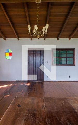 Casa à venda com 370m², 4 quartos e 3 vagas Casa à venda com 370m², 4 quartos e 3 vagasSala