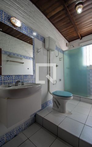 Casa à venda com 370m², 4 quartos e 3 vagas Casa à venda com 370m², 4 quartos e 3 vagasBanheiro Corredor
