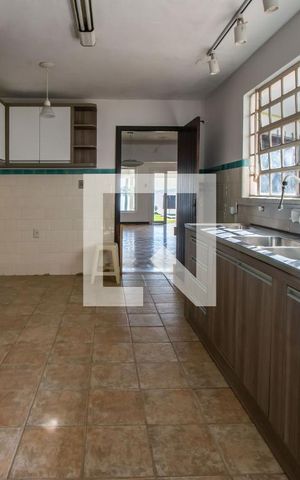 Casa à venda com 370m², 4 quartos e 3 vagas Casa à venda com 370m², 4 quartos e 3 vagasCozinha
