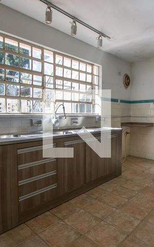 Casa à venda com 370m², 4 quartos e 3 vagas Casa à venda com 370m², 4 quartos e 3 vagasCozinha