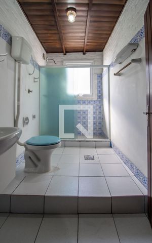 Casa à venda com 370m², 4 quartos e 3 vagas Casa à venda com 370m², 4 quartos e 3 vagasBanheiro Corredor