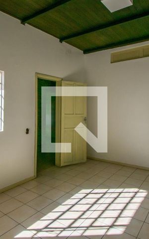 Casa à venda com 370m², 4 quartos e 3 vagas Casa à venda com 370m², 4 quartos e 3 vagasEdícula