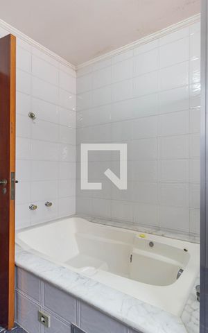 Casa para alugar com 400m², 5 quartos e 5 vagasBanheiro da Suíte 1