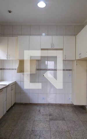 Casa à venda com 340m², 5 quartos e 8 vagas Casa à venda com 340m², 5 quartos e 8 vagasCozinha