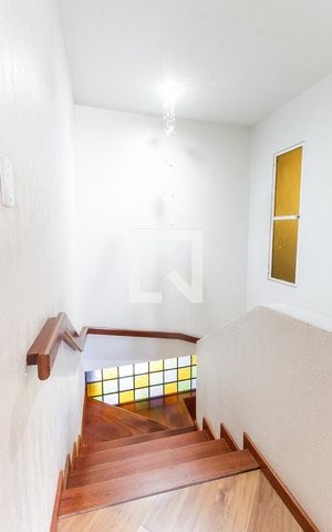 Casa à venda com 225m², 4 quartos e 3 vagasEscada