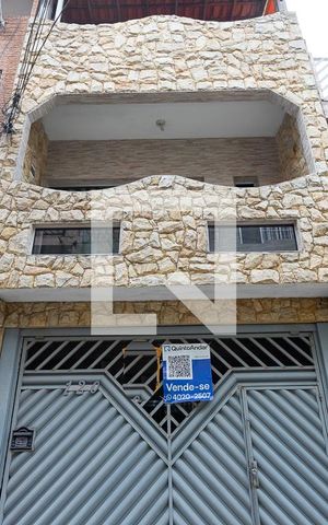 Casa à venda com 225m², 3 quartos e 1 vaga Casa à venda com 225m², 3 quartos e 1 vagaFachada