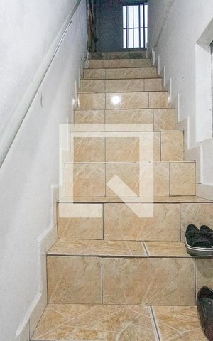 Casa para alugar com 48m², 1 quarto e sem vaga Casa para alugar com 48m², 1 quarto e sem vagaEscada
