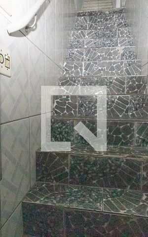 Casa para alugar com 48m², 1 quarto e sem vaga Casa para alugar com 48m², 1 quarto e sem vagaEscada
