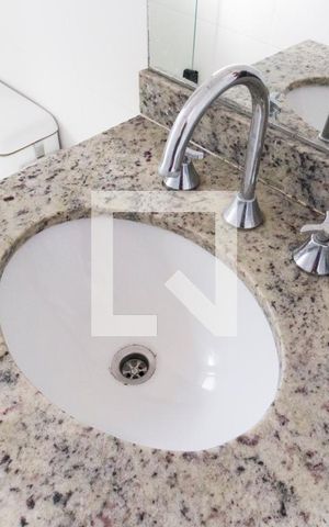 Apartamento à venda com 57m², 2 quartos e 1 vagaDetalhe do banheiro