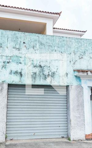 Casa à venda com 700m², 4 quartos e 2 vagas Casa à venda com 700m², 4 quartos e 2 vagasFachada