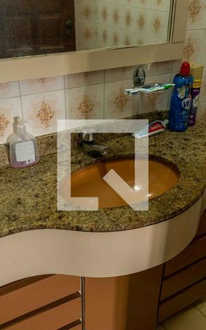 Casa à venda com 700m², 4 quartos e 2 vagas Casa à venda com 700m², 4 quartos e 2 vagasBanheiro da Suíte