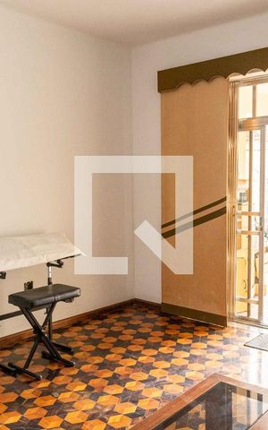 Casa à venda com 700m², 4 quartos e 2 vagas Casa à venda com 700m², 4 quartos e 2 vagasSala
