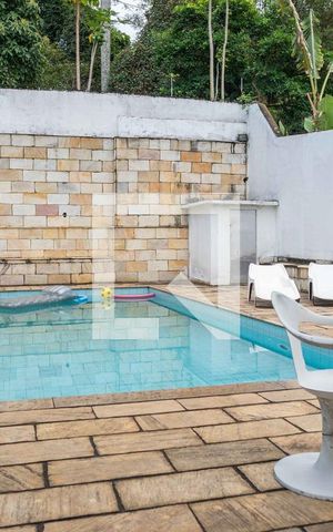 Casa à venda com 700m², 4 quartos e 2 vagas Casa à venda com 700m², 4 quartos e 2 vagasPiscina