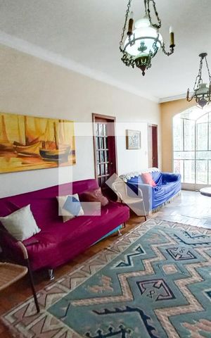 Casa à venda com 262m², 4 quartos e 6 vagas Casa à venda com 262m², 4 quartos e 6 vagasSala