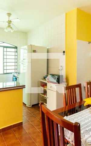 Casa à venda com 205m², 5 quartos e 2 vagas Casa à venda com 205m², 5 quartos e 2 vagasCozinha