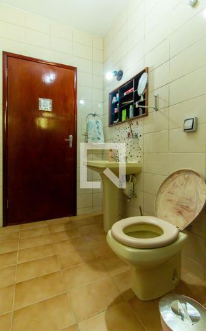 Casa à venda com 205m², 5 quartos e 2 vagas Casa à venda com 205m², 5 quartos e 2 vagasBanheiro 1