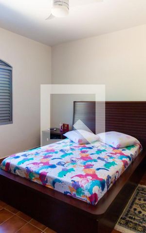 Casa à venda com 205m², 5 quartos e 2 vagas Casa à venda com 205m², 5 quartos e 2 vagasSuíte