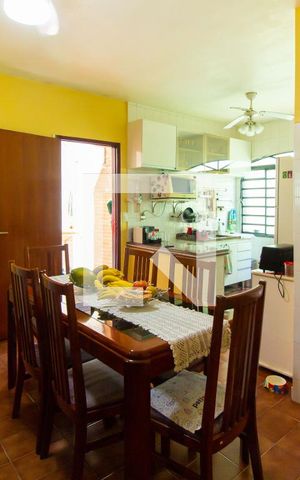 Casa à venda com 205m², 5 quartos e 2 vagas Casa à venda com 205m², 5 quartos e 2 vagasCozinha