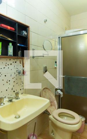 Casa à venda com 205m², 5 quartos e 2 vagas Casa à venda com 205m², 5 quartos e 2 vagasBanheiro 1