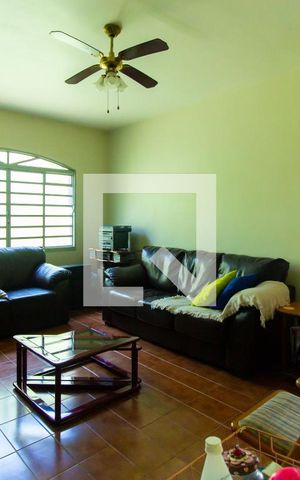 Casa à venda com 205m², 5 quartos e 2 vagas Casa à venda com 205m², 5 quartos e 2 vagasSala 2