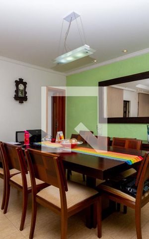 Casa à venda com 245m², 5 quartos e 5 vagas Casa à venda com 245m², 5 quartos e 5 vagasSala de Jantar
