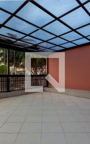 Casa à venda com 245m², 5 quartos e 5 vagas Casa à venda com 245m², 5 quartos e 5 vagasVaranda