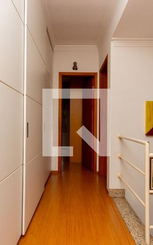 Casa à venda com 245m², 5 quartos e 5 vagas Casa à venda com 245m², 5 quartos e 5 vagasCorredor