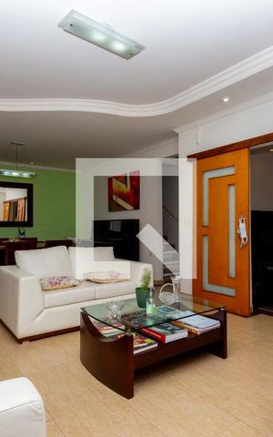 Casa à venda com 245m², 5 quartos e 5 vagas Casa à venda com 245m², 5 quartos e 5 vagasSala de Estar