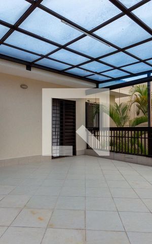 Casa à venda com 245m², 5 quartos e 5 vagas Casa à venda com 245m², 5 quartos e 5 vagasVaranda