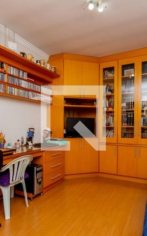Casa à venda com 245m², 5 quartos e 5 vagas Casa à venda com 245m², 5 quartos e 5 vagasEscritório