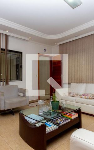 Casa à venda com 245m², 5 quartos e 5 vagas Casa à venda com 245m², 5 quartos e 5 vagasSala de Estar