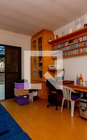 Casa à venda com 245m², 5 quartos e 5 vagas Casa à venda com 245m², 5 quartos e 5 vagasEscritório