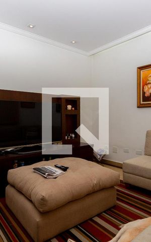 Casa à venda com 245m², 5 quartos e 5 vagas Casa à venda com 245m², 5 quartos e 5 vagasSala de TV