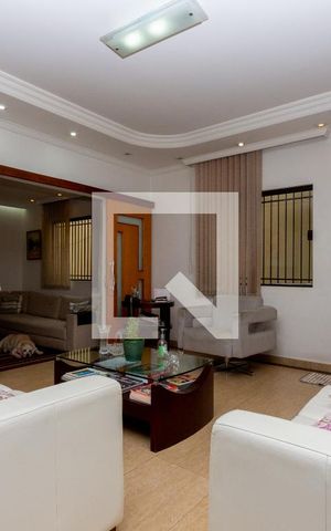 Casa à venda com 245m², 5 quartos e 5 vagas Casa à venda com 245m², 5 quartos e 5 vagasSala de Estar