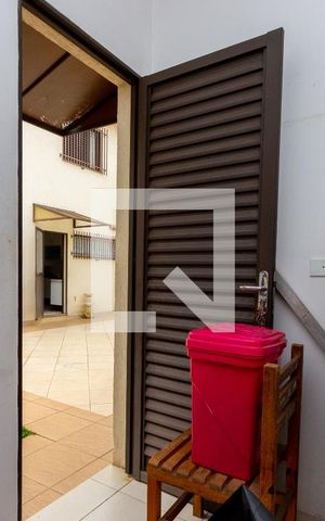 Casa à venda com 245m², 5 quartos e 5 vagas Casa à venda com 245m², 5 quartos e 5 vagasQuarto - Quintal