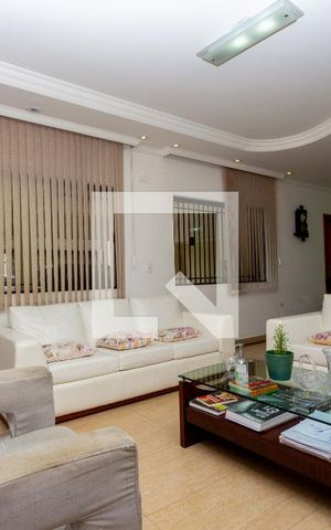 Casa à venda com 245m², 5 quartos e 5 vagas Casa à venda com 245m², 5 quartos e 5 vagasSala de Estar