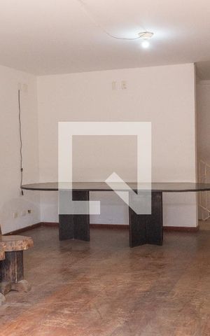 Casa à venda com 366m², 4 quartos e 2 vagas Casa à venda com 366m², 4 quartos e 2 vagasSala