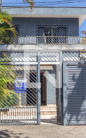 Casa à venda com 366m², 4 quartos e 2 vagas Casa à venda com 366m², 4 quartos e 2 vagasFachada