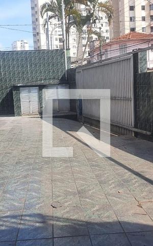 Casa à venda com 740m², 4 quartos e 2 vagas Casa à venda com 740m², 4 quartos e 2 vagasQuintal/edícula