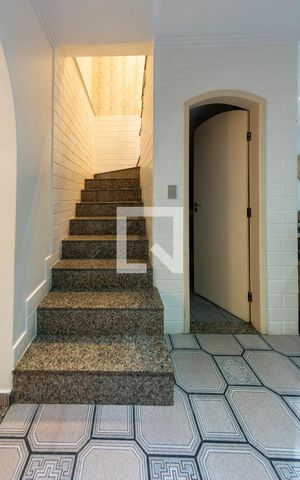 Casa à venda com 150m², 3 quartos e 4 vagasEscada