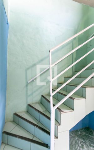 Casa para alugar com 120m², 4 quartos e 1 vaga Casa para alugar com 120m², 4 quartos e 1 vagaEscada