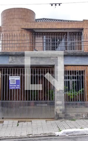Casa à venda com 300m², 4 quartos e 3 vagas Casa à venda com 300m², 4 quartos e 3 vagasFachada