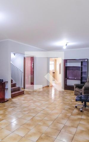 Casa à venda com 300m², 4 quartos e 3 vagas Casa à venda com 300m², 4 quartos e 3 vagasSala