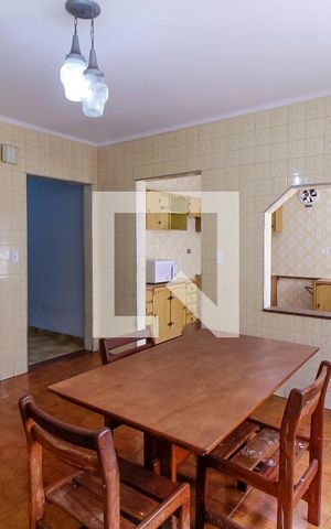Casa à venda com 300m², 4 quartos e 3 vagas Casa à venda com 300m², 4 quartos e 3 vagasCopa