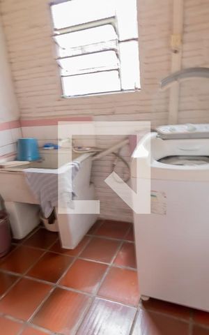 Casa à venda com 80m², 2 quartos e 1 vagaArea de serviço