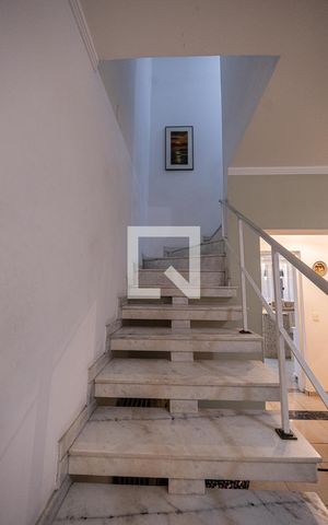 Casa à venda com 200m², 3 quartos e 3 vagas Casa à venda com 200m², 3 quartos e 3 vagasEscada
