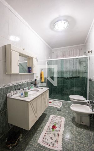 Casa à venda com 200m², 3 quartos e 3 vagas Casa à venda com 200m², 3 quartos e 3 vagasBanheiro Social