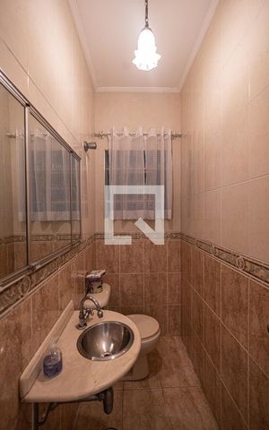 Casa à venda com 200m², 3 quartos e 3 vagas Casa à venda com 200m², 3 quartos e 3 vagasLavabo