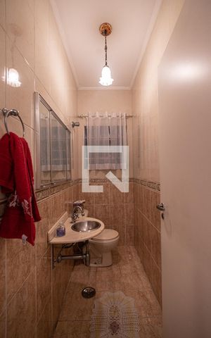 Casa à venda com 200m², 3 quartos e 3 vagas Casa à venda com 200m², 3 quartos e 3 vagasLavabo