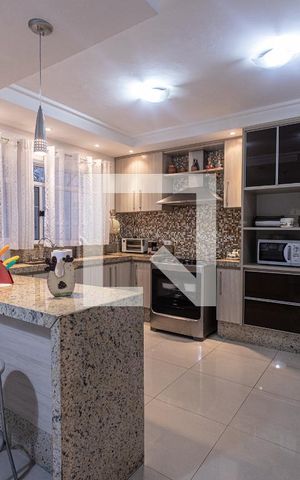 Casa à venda com 200m², 3 quartos e 3 vagas Casa à venda com 200m², 3 quartos e 3 vagasCozinha